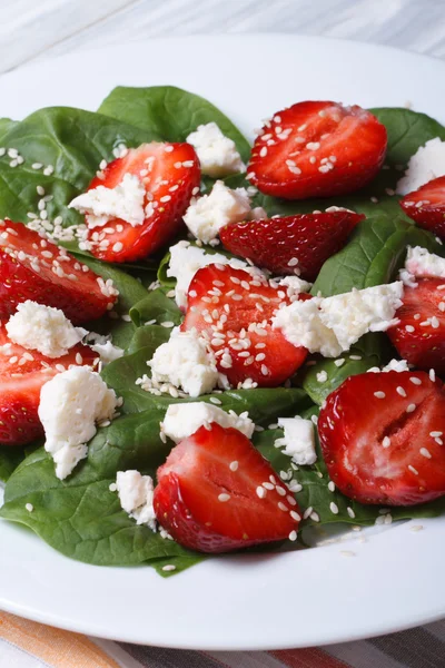 Salad with strawberries, spinach, goat cheese and sesame — Stock Photo, Image
