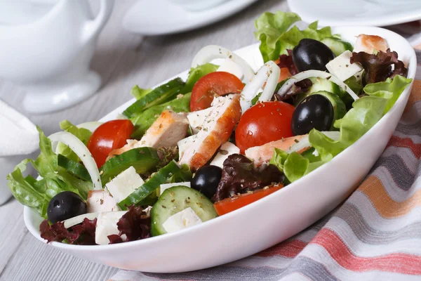 Вкусный здоровый салат с курицей и овощами — стоковое фото