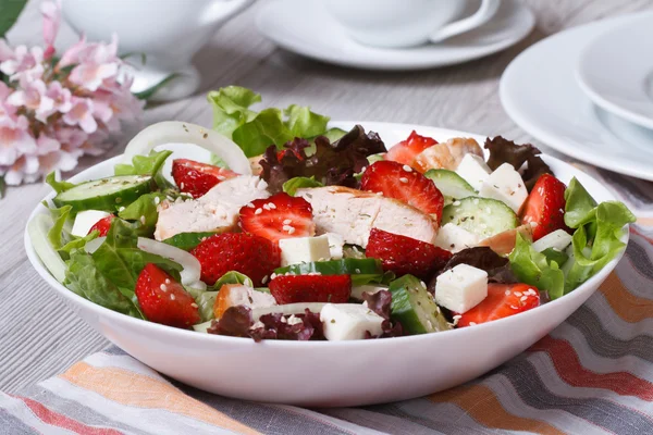 Salad with chicken, strawberries and vegetables close up — Stock Photo, Image