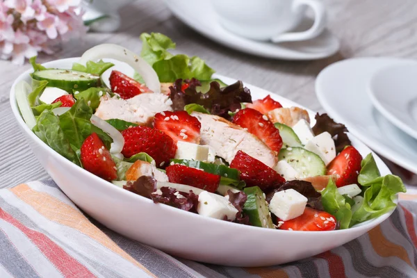 Chicken salad with strawberries, vegetables and sesame seeds — Stock Photo, Image