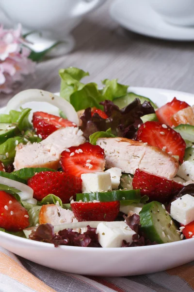 Tasty salad of strawberries with chicken and vegetables — Stock Photo, Image