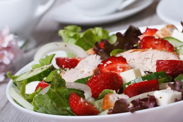 Tasty and healthy salad of strawberries, chicken, vegetables — Stock Photo, Image