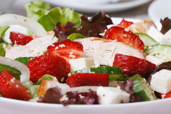 Salad of strawberries, feta cheese, vegetables and chicken — Stock Photo, Image