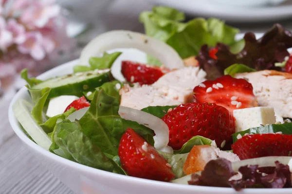 Gourmet salad of strawberries, cheese, vegetables, chicken — Stock Photo, Image