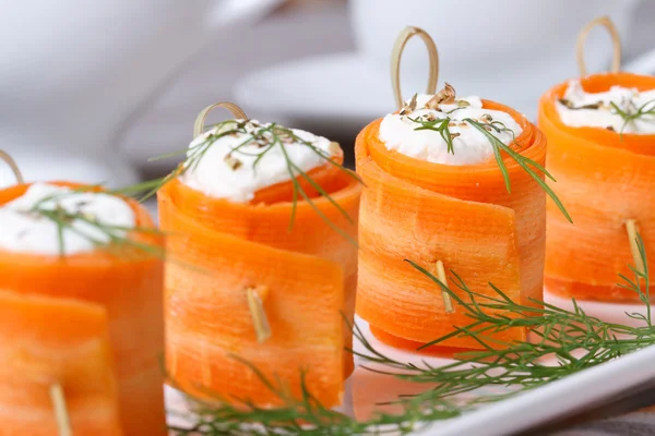 Utiles rouleaux de carotte apéritif avec gros plan de fromage — Photo