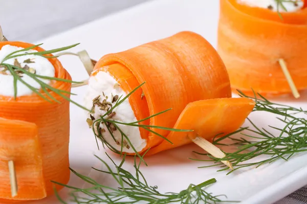 Rollen von jungen Karotten mit Quark Makro — Stockfoto