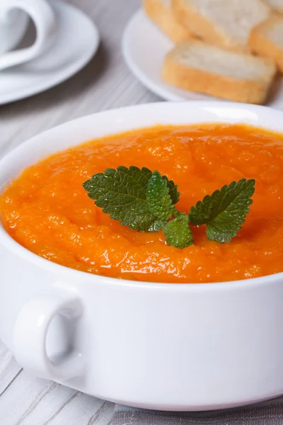 Gesunde heiße Sahnesuppe aus Karotten Makro. vertikal — Stockfoto