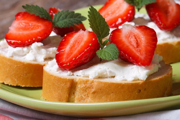 Sándwiches con fresas, menta y queso crema macro — Foto de Stock