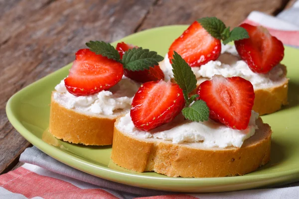 Sandwiches con fresas frescas, menta y queso crema — Foto de Stock