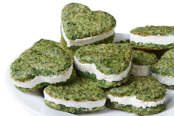Inima verde de spanac și brânză moale izolată — Fotografie, imagine de stoc
