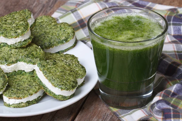 Green heart shaped cookies and a cocktail of fresh spinach — Stock Photo, Image