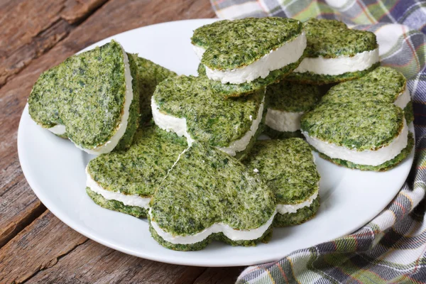 Appetizer heart shaped cookies from spinach with cream cheese — Stock Photo, Image