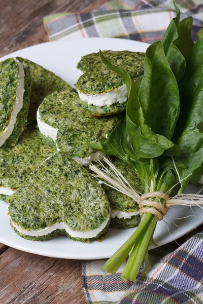Unusual cookie heart of fresh spinach with cream cheese — Stock Photo, Image