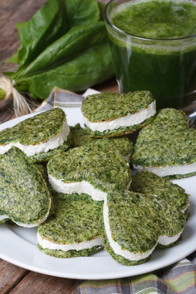 Corazones de galletas verdes, espinacas frescas y bebida vtaminny — Foto de Stock