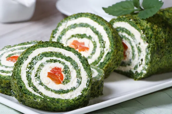 Posiekaną zielony szpinak roll wypełnione i serek — Zdjęcie stockowe