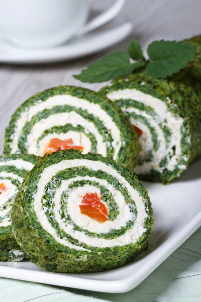 Rotolo affettato ripieno di spinaci e crema di formaggio verticale — Foto Stock