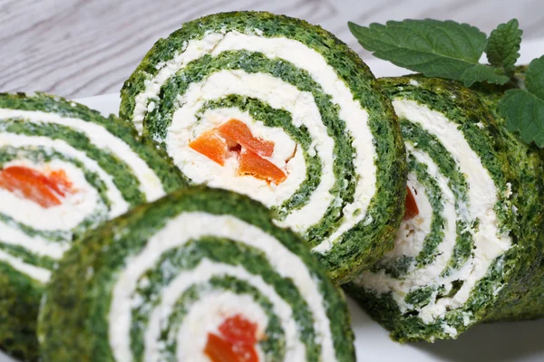 Chopped spinach roulade with cream cheese macro — Stock Photo, Image