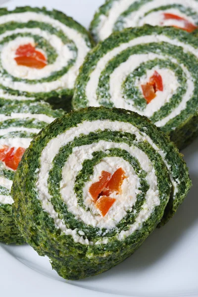 Deliziosi involtini di spinaci con crema di formaggio macro verticale — Foto Stock