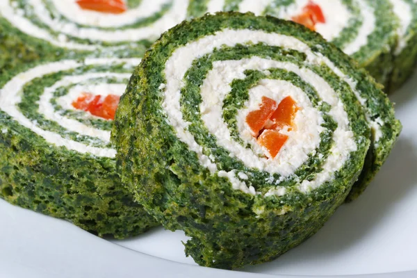 Beautiful spinach rolls with cream cheese macro — Stock Photo, Image