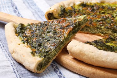 bir parça kek yeşil ıspanak, yumurta ve peynir ile