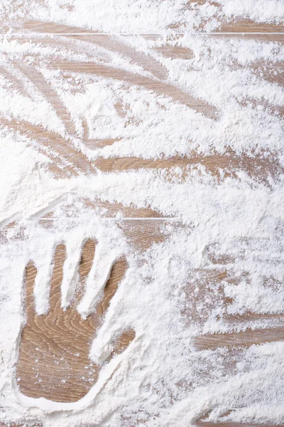 Huella de palma femenina sobre harina dispersa. fondo vertical —  Fotos de Stock