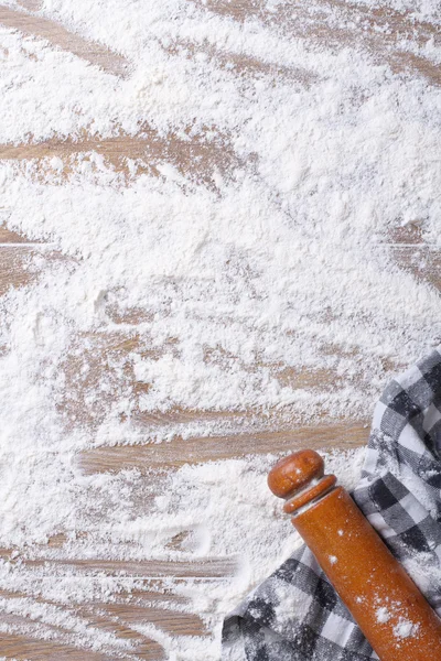 Derramando farinha na placa, rolo e toalha de cozinha — Fotografia de Stock