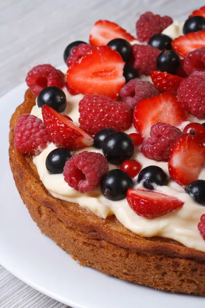 Torta deliciosa com bagas frescas fechar vertical — Fotografia de Stock