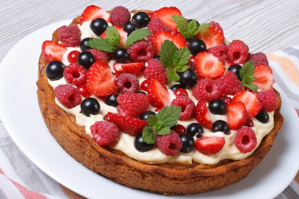 Berry pie met verse aardbeien, aalbessen, frambozen en munt — Stockfoto