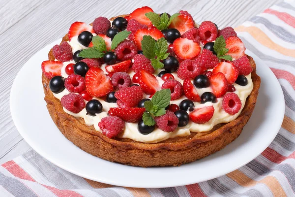 Berry taart met aardbeien, aalbessen, frambozen en munt — Stockfoto