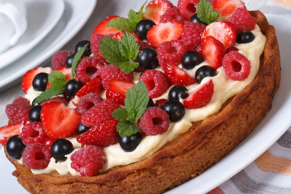 Pastel de bayas decorado con fresas, frambuesas, menta —  Fotos de Stock