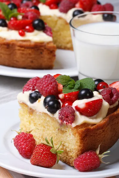 Trozo de pastel de bayas con frambuesas, fresas y leche —  Fotos de Stock
