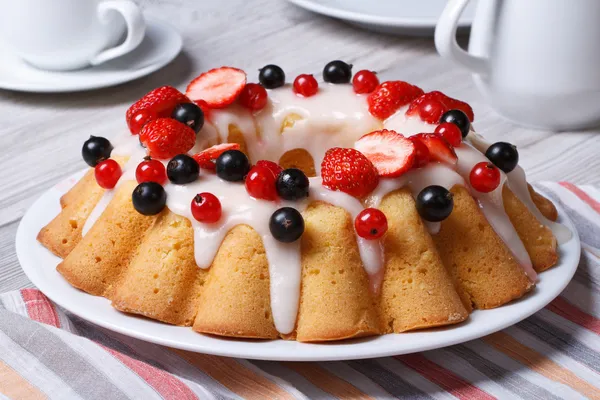 Gâteau aux fruits avec glaçage, décoré de fraises et de groseilles — Photo