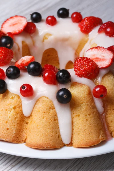 Heerlijke fruitcake met verse aardbeien en krenten — Stockfoto