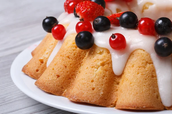 Festlicher Obstkuchen mit Zuckerguss und frischen Beeren — Stockfoto