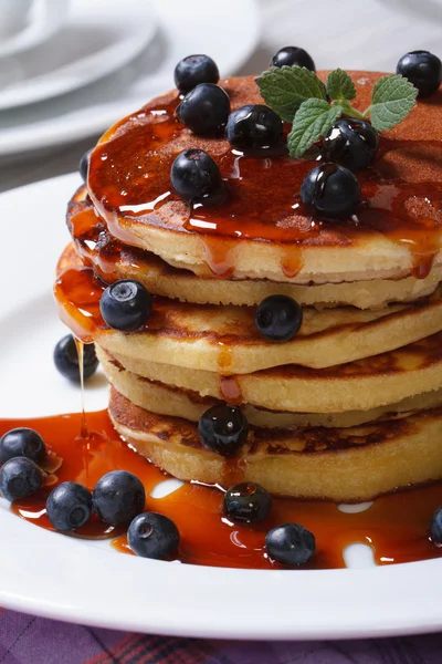 American Pancake with fresh blueberries and maple syrup — Stock Photo, Image