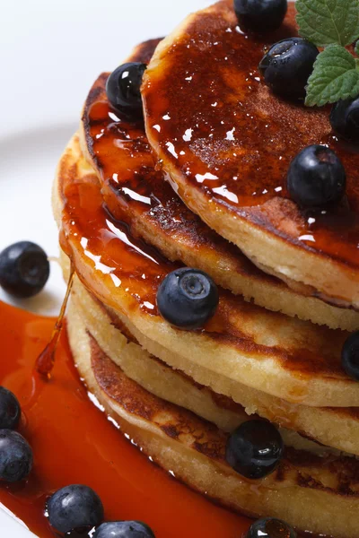 Blueberry pancakes drenched  syrup. Macro top view — Stock Photo, Image