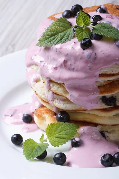 Frühstück mit Blaubeer-Pfannkuchen mit Beerencreme vertikal — Stockfoto