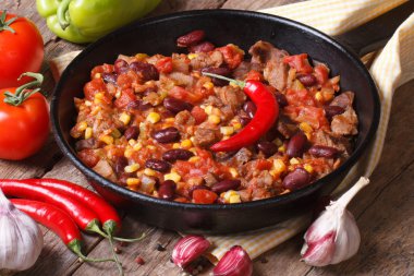 bir tavada malzemelerle Chili con carne yakın çekim.