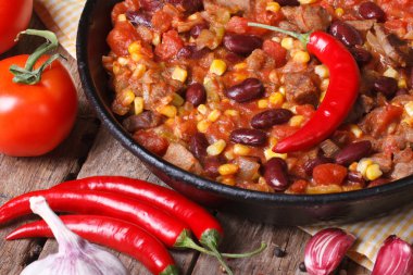 bir tavada malzemelerle Chili con carne yakın çekim. 