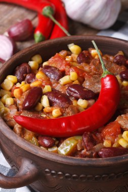 Meksikalı hot chili con carne çorba kasesi dikey olarak
