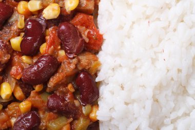 Meksika yemeği chili con carne ise pirinç makro yatay 