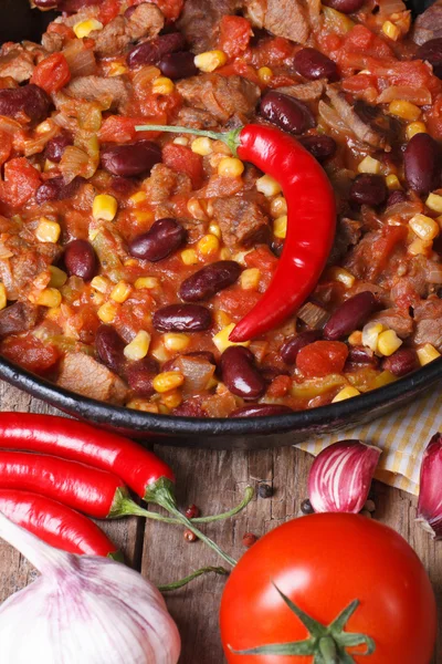 Mexické chilli con carne close-up vertikální pohled shora — Stock fotografie