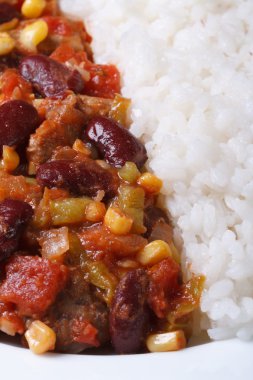 Chili con carne ve pirinç makro dikey Üstten Görünüm