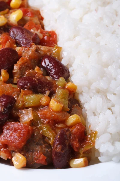 Chile con carne y arroz macro vista superior vertical — Foto de Stock