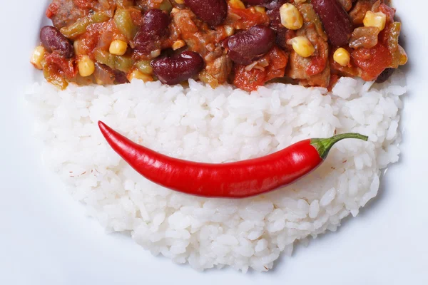 Tijd voor de lunch: chili con carne en rijst — Stockfoto
