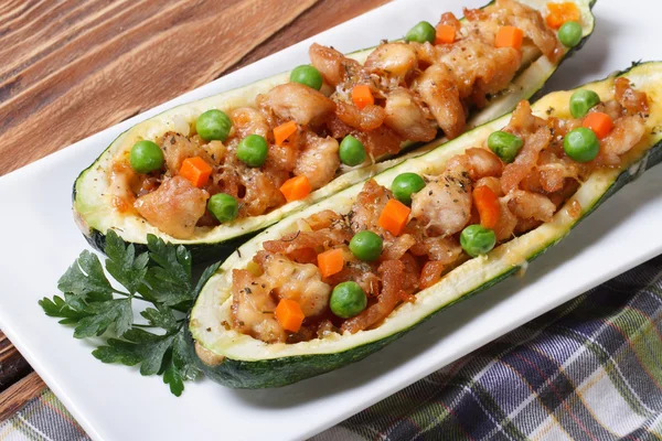 Ugnsbakad zucchini fyllda med kött, grönsaker och ost — Stockfoto