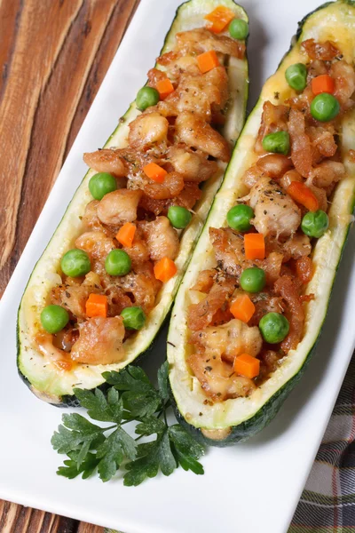 Aperitivo abobrinha recheada com carne, legumes e queijo — Fotografia de Stock