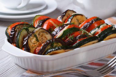 Ratatouille bir pişirme çanağı içinde yakın çekim