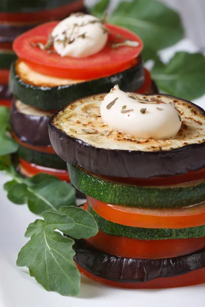 Entrée de légumes cuits au four avec sauce et roquette — Photo