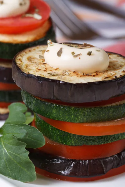 Gebakken aubergine, courgette en tomaten verticale gesneden — Stockfoto